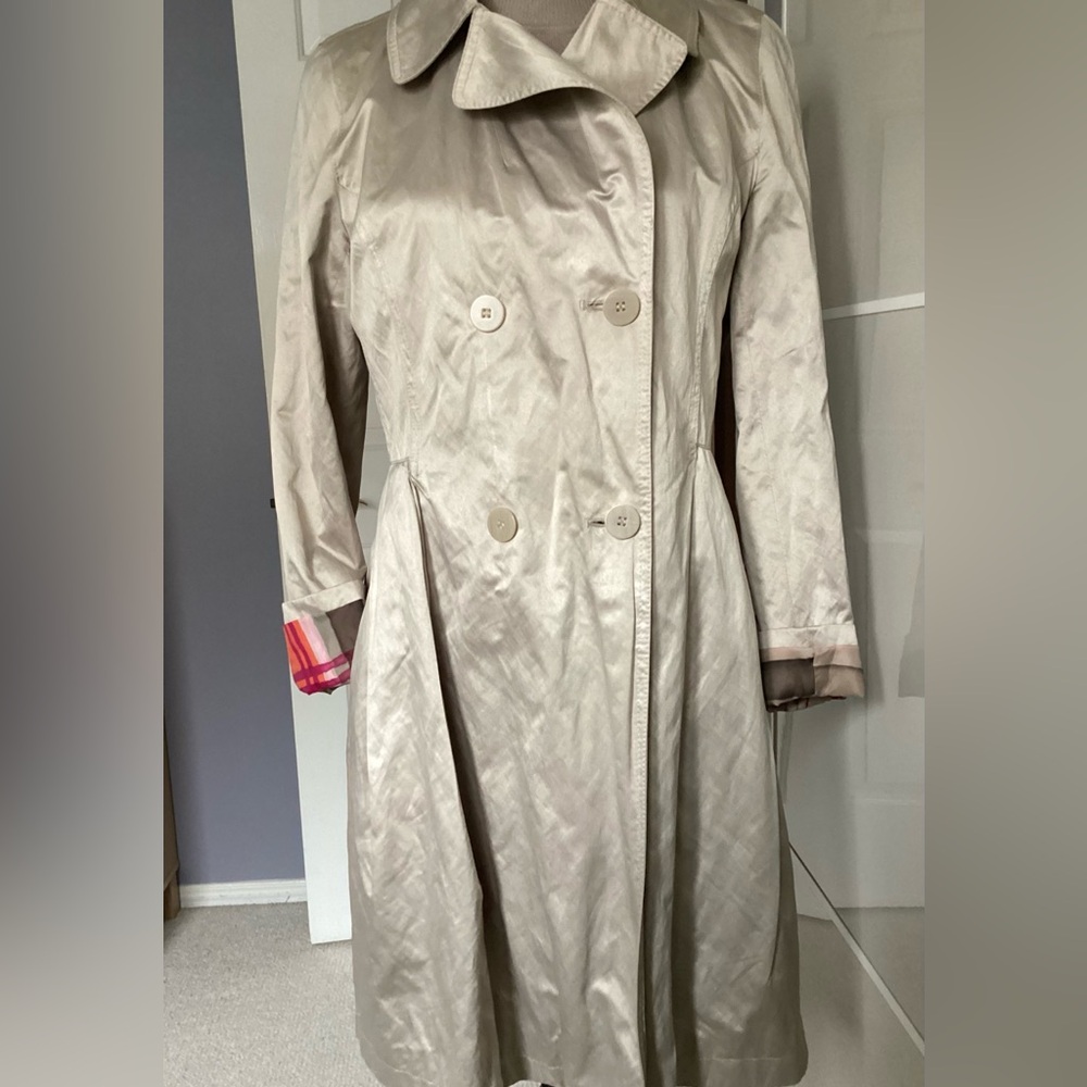 DKNY lined trench coat. Size M. Good vintage  condition